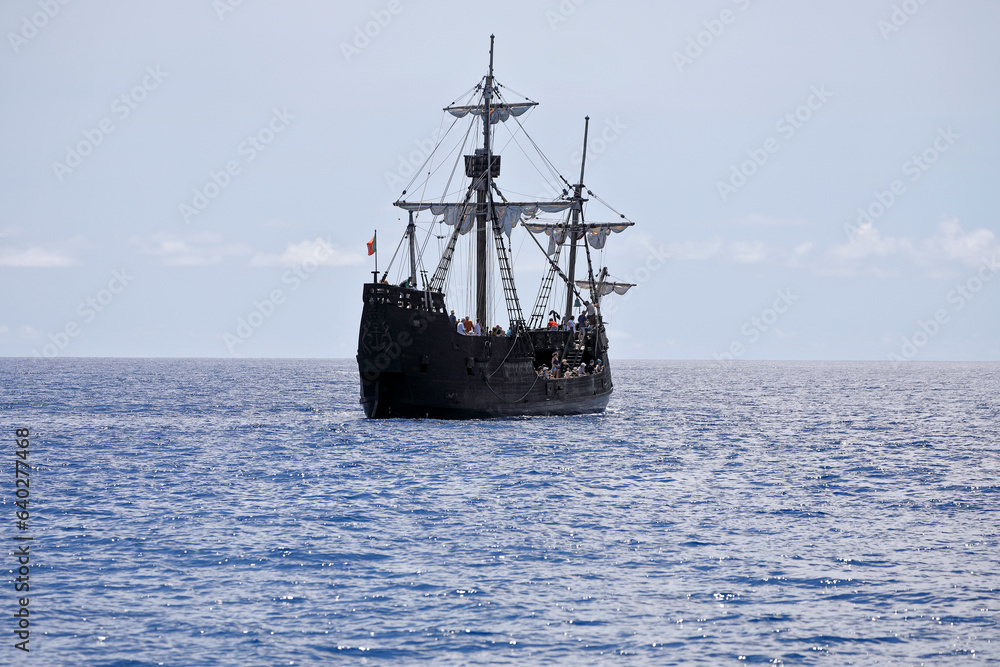 Ein Nachbau der historischen Santa Maria vor der Küste von Madeira Ein Nachbau der historischen Santa Maria vor der Küste von Madeira