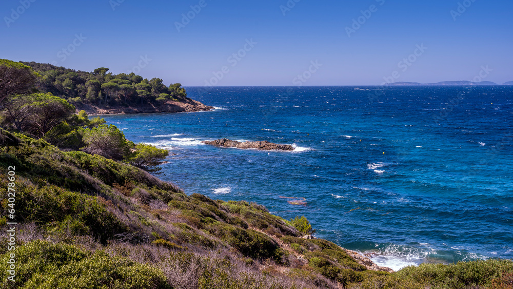 Paysage marin de la côte sauvage et rocheuse du Cap Lardier aux eaux transparentes en été en France dans le département du Var