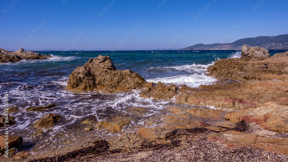 Paysage marin de la côte sauvage et rocheuse du Cap Lardier aux eaux transparentes en été en France dans le département du Var