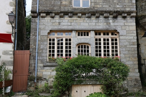 Bâtiment typique, vu de l'extérieur, village de Rochefort-en-Terre, département du Morbihan, Bretagne, France