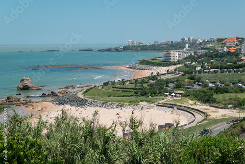 Vista panorâmica sobre parte da cidade de Bidart em França com a praia com alguns banhistas na areia e na praia num dia ensolarado