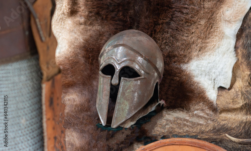 casco romano o corintio sobre una piel animal