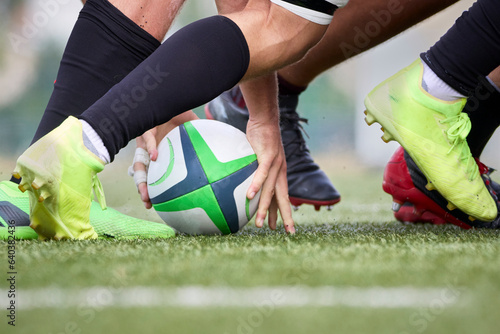 rugby les mains sur le ballon à la sortie de la mêlée, hand on the ball at scrum