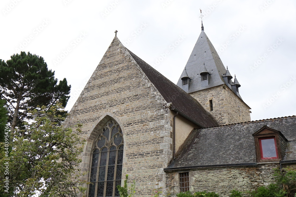 L'église Notre Dame de la Tronchaye, village de Rochefort-en-Terre, département du Morbihan, Bretagne, France L'église Notre Dame de la Tronchaye, village de Rochefort-en-Terre, département du Morbihan, Bretagne, France