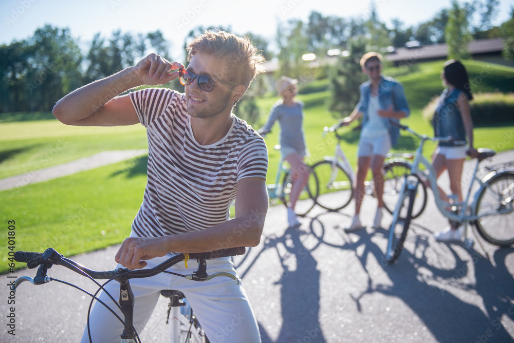 Obraz premium Friends cycling in park