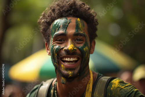 Homen Brasileiro com rosto pintado nas cores da bandeira sorrindo