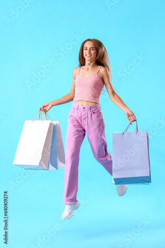 Young woman with shopping b...
