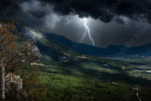 Obraz na płótnie Lightning strike in the mountains. w salonie