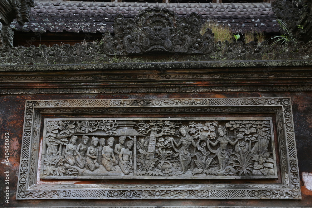 Balinesisches Steinrelief im Pura Dalem Desa Pakraman Tempel, Ubud, Bali, Indonesien