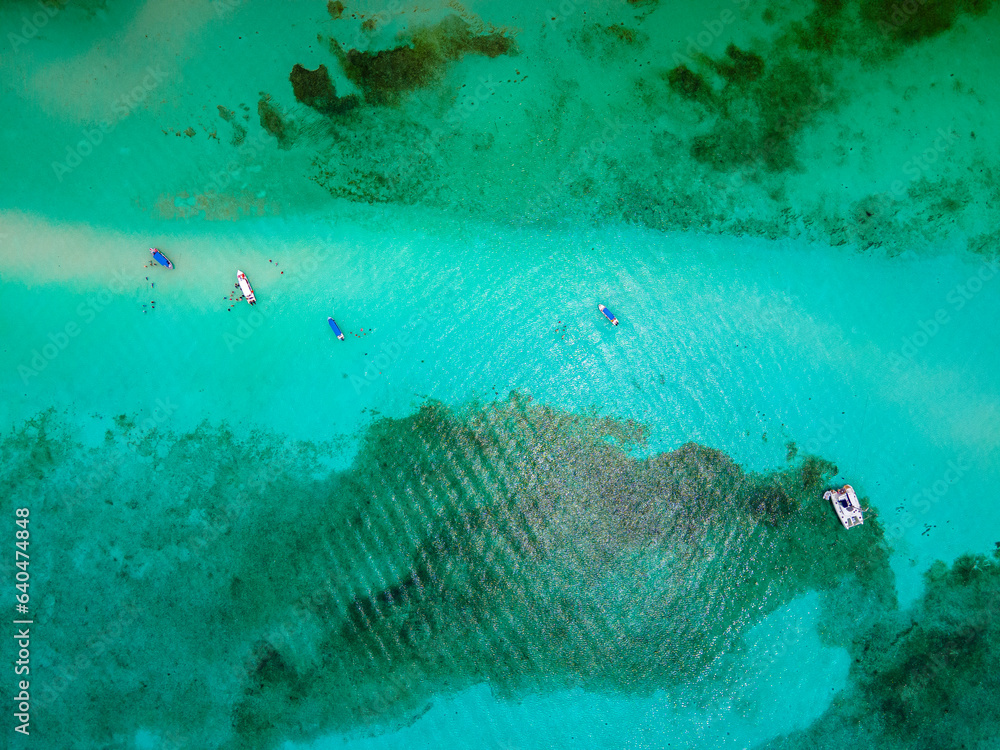 Fototapeta premium cenital de botes sobre el mar caribe