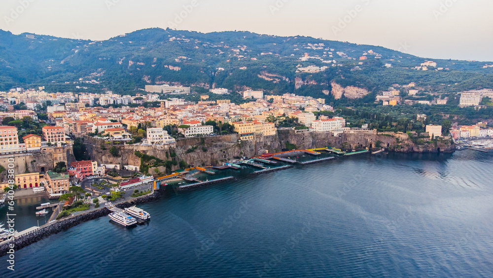 Obraz premium The Amalfi Coast is a breathtaking stretch of coastline in southern Italy, known for its vertiginous cliffs adorned with colorful villages, turquoise waters, and lush terraced gardens.