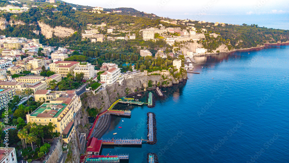 Fototapeta premium The Amalfi Coast is a breathtaking stretch of coastline in southern Italy, known for its vertiginous cliffs adorned with colorful villages, turquoise waters, and lush terraced gardens.