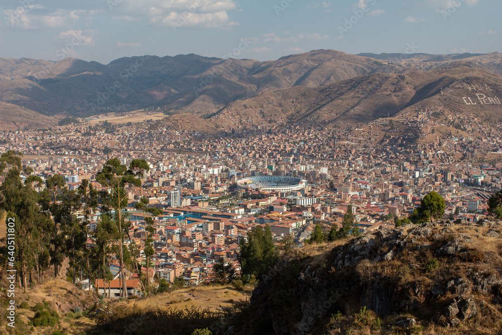 Vista de la ciudad de Cusco en el Perú desde la zona arqueológica de Qenqo de la cultura incaica