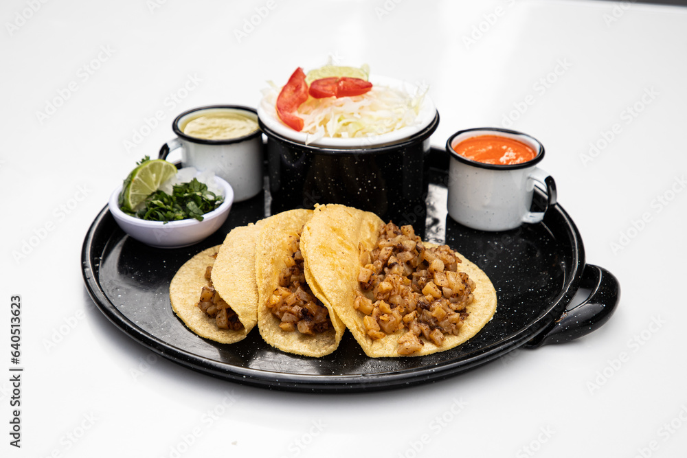 taco de maiz chorizo con papa taco de maiz chorizo con papa