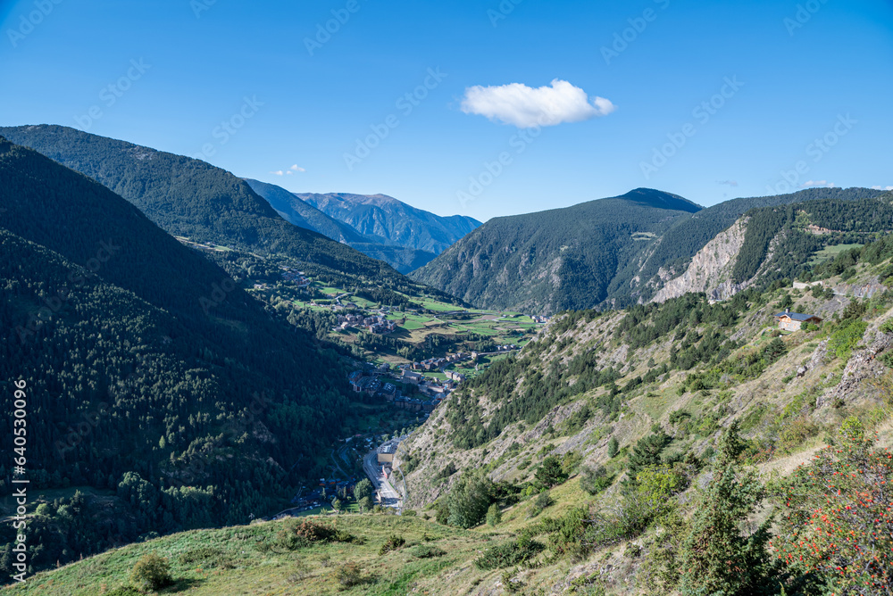 Naklejka premium Autumn Mountain Scenery and Nature