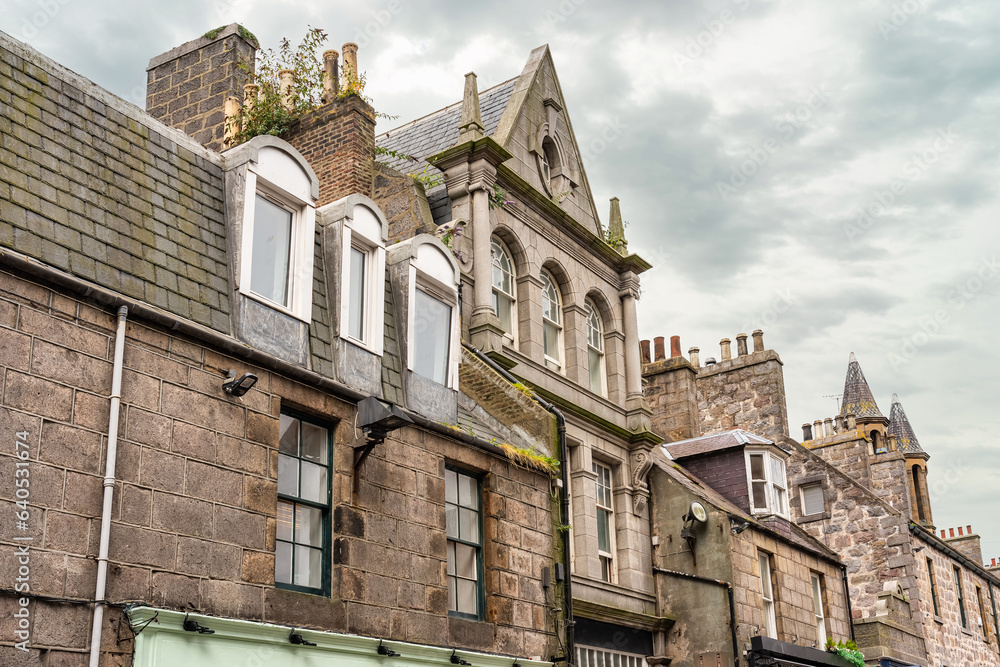 Obraz premium Picturesque buildings of ancient architecture and made of granite in the old city of Aberdeen, Scotland.