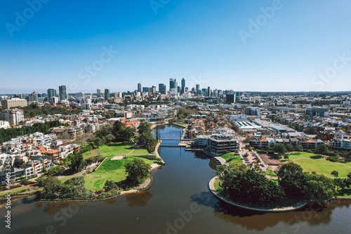 Fotografia Aerial view of Perth cityscape looking over Claisebrook Cove in East Perth