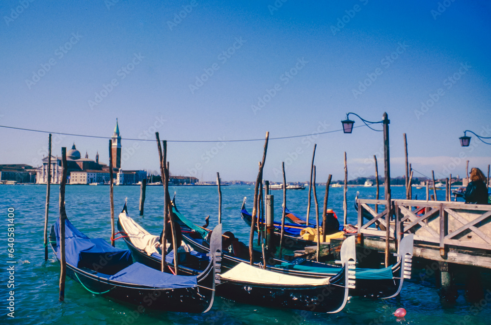 Gondolas de vivos colores en la ciudad italiana de Venecia