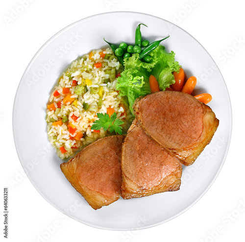 prato com pedaço de carne bovina acompanhado de arroz com legumes e salada de folhas verdes visto de cima isolado em fundo transparente - carne vermelha assada com arroz e salada