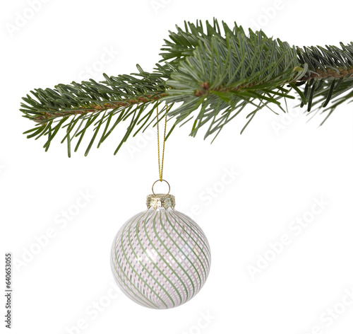 Boule de Noël transparente colorée accrochée à une branche de sapin