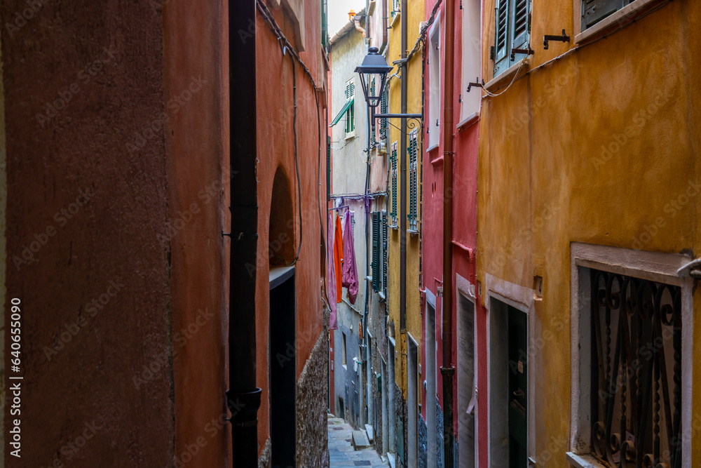 Farbige Durchgangsgasse in Italien