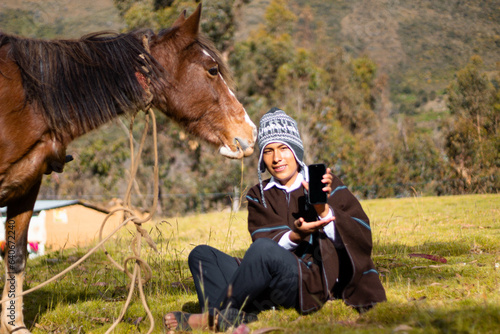 Una foto de un campesino  usando un smartphone durante la publicidad en campo,caballo,agricultor,estilo de vida,