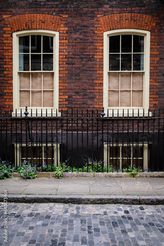 Foto two windows on a historic street in East London