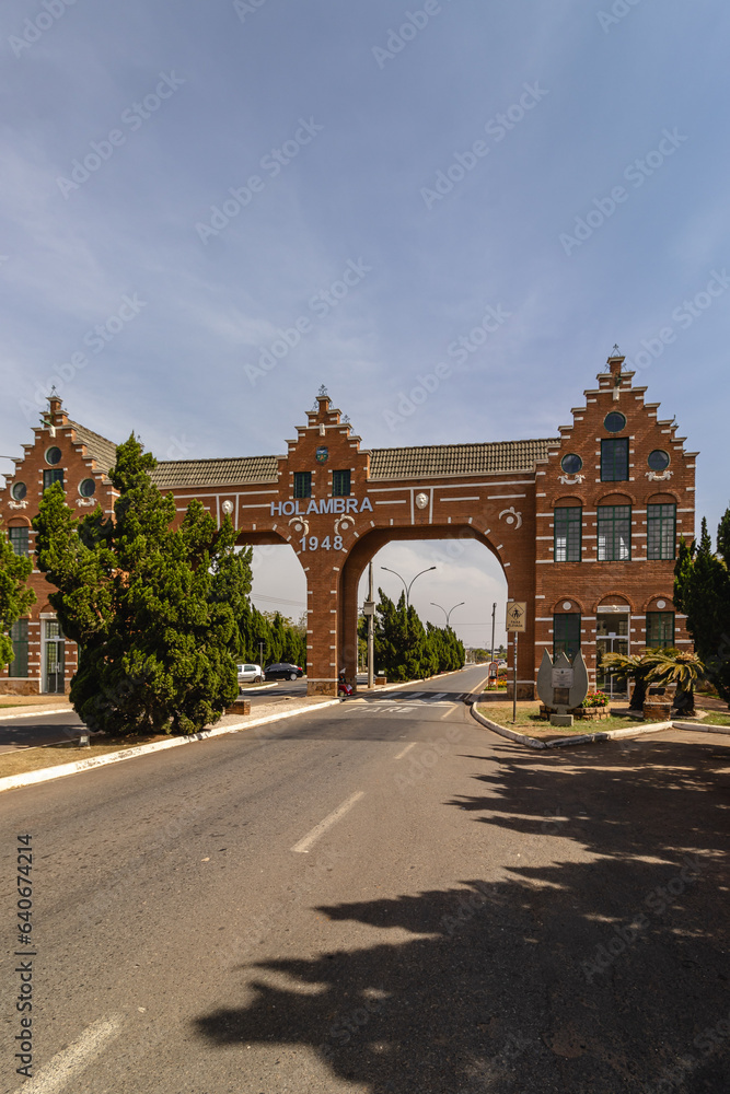 portal turístico na entrada principal da cidade de Holambra, Estado de São Paulo, Brasil 