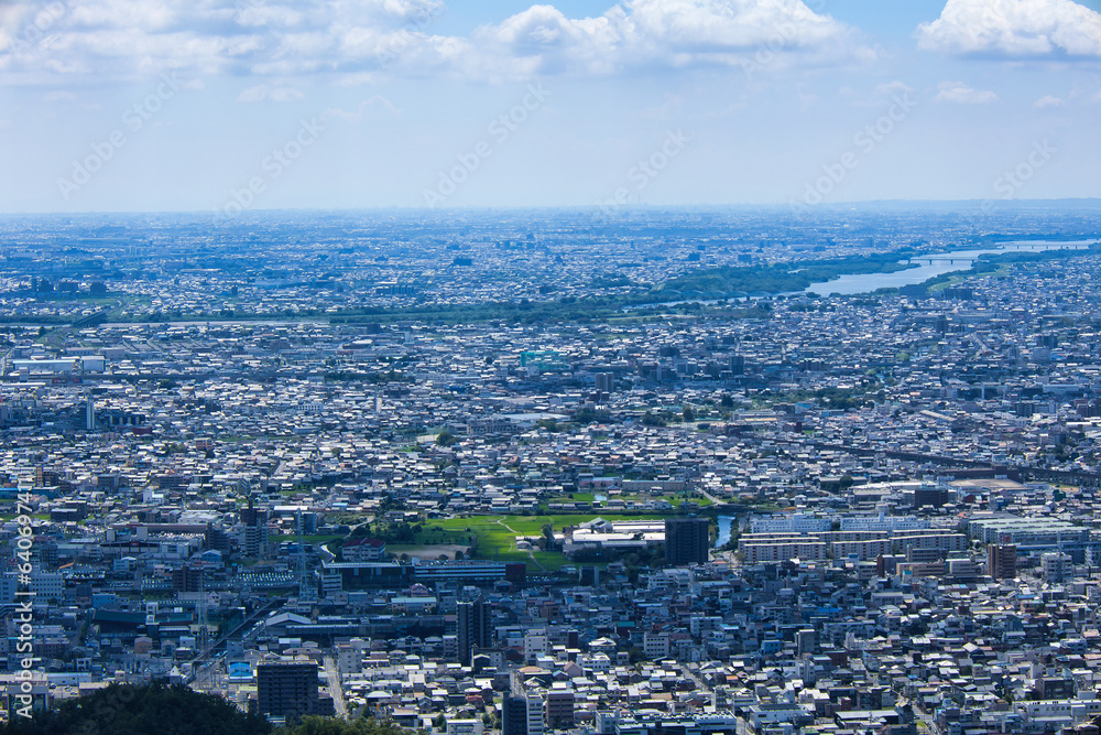 晴れた日の金華山展望台から見た岐阜県岐阜市の都市景観