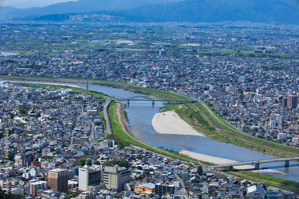 Obraz premium 晴れた日の金華山展望台から見た岐阜県岐阜市の都市景観