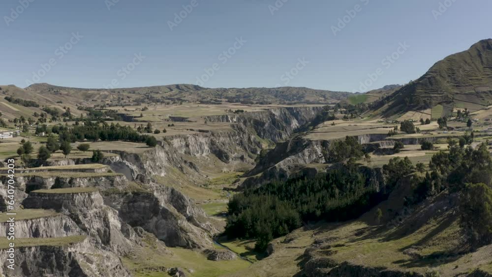 Survol en drone d'un canyon Survol en drone d'un canyon
