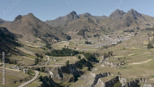 Survol en drone d'une vallée