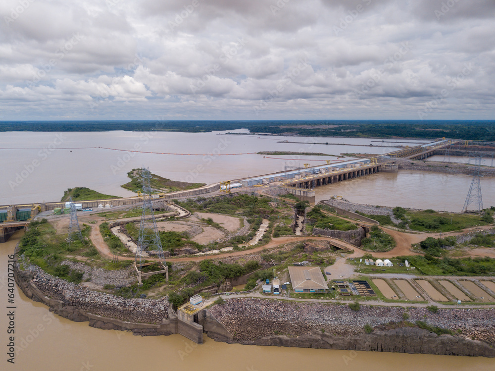 Obraz premium Beautiful drone aerial view of dam on Madeira River, Santo Antônio Hydroelectric Power Plant and Amazon rainforest in Porto Velho city, Rondonia, Brazil. Concept of energy, renewable, sustainable.