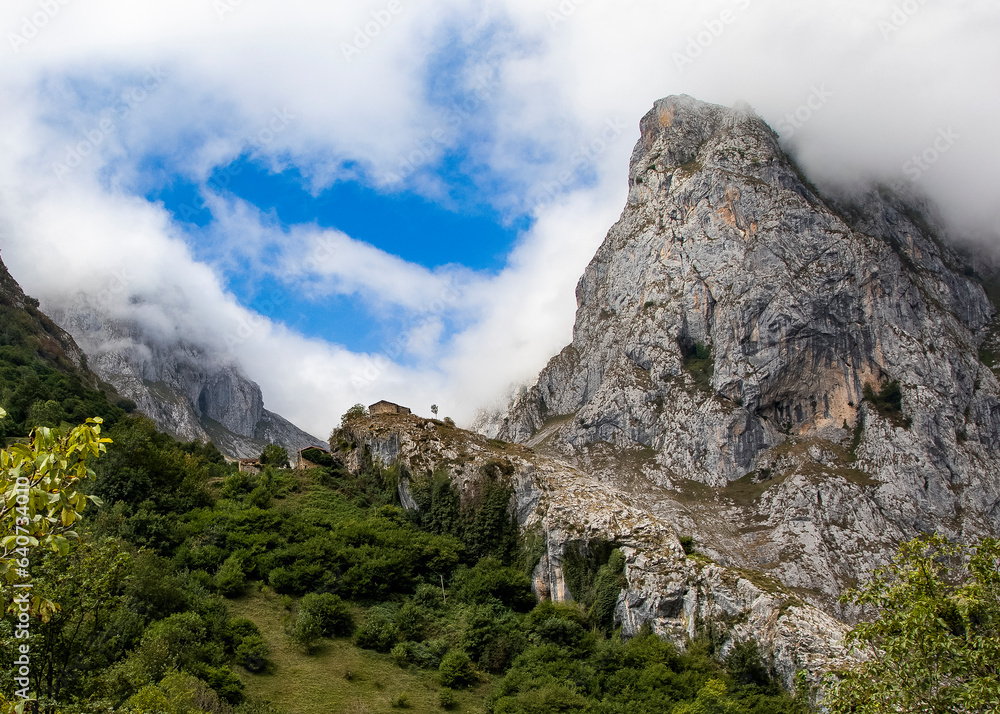 Bulnes, montaña y pueblo de Asturias