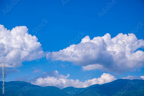 夏の雲と山 