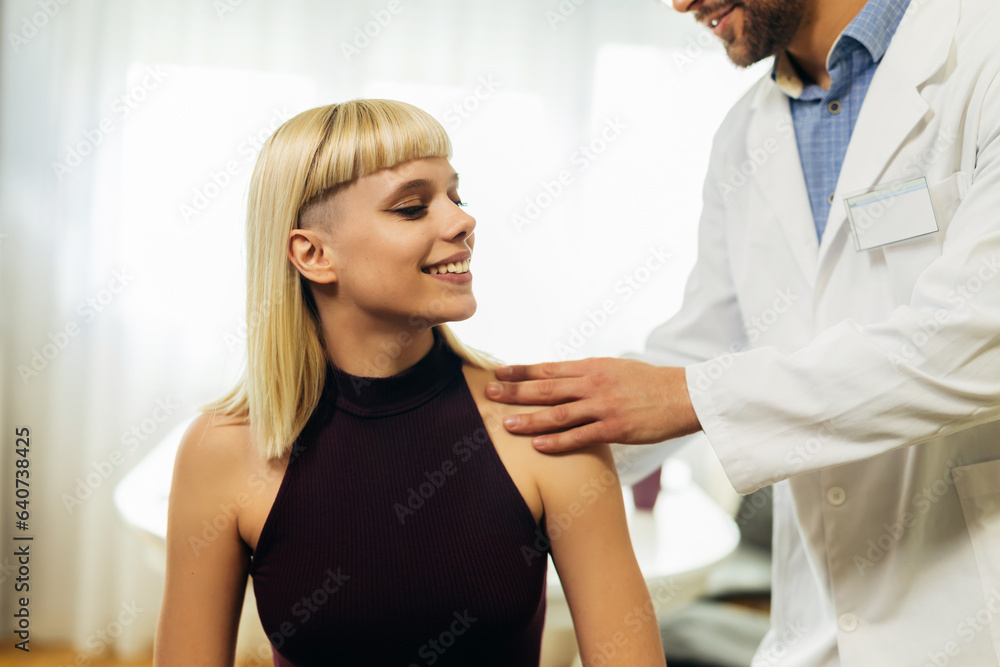 Obraz premium Chiropractor treating a young woman as a patient in his office.