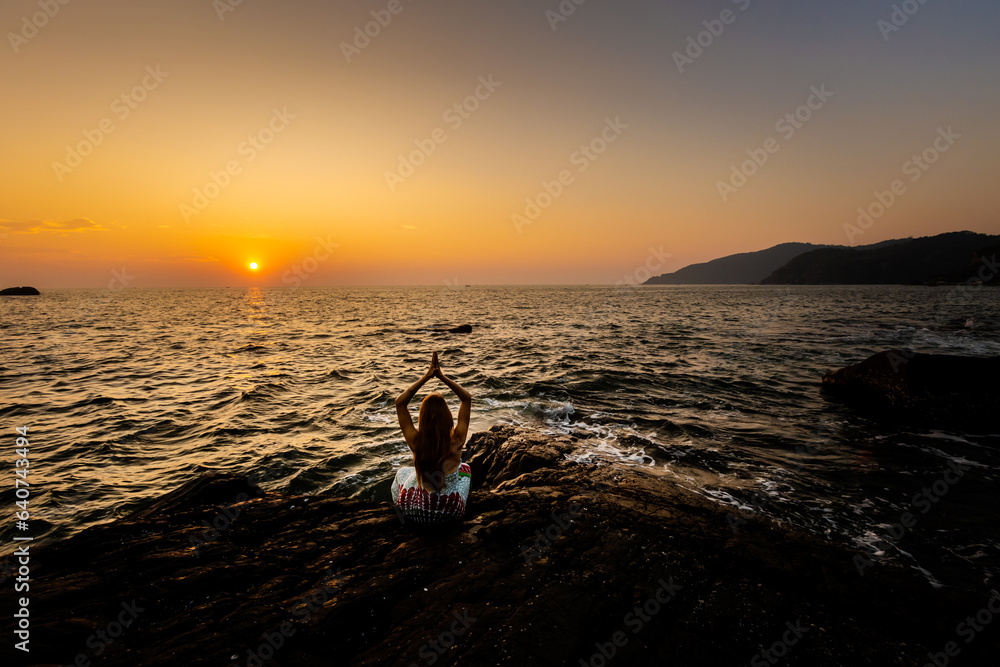 Obraz premium Sunset beach yoga in Goa India