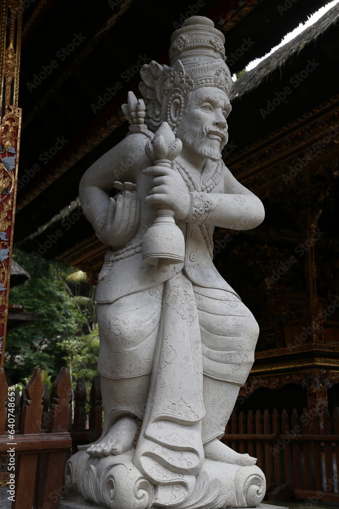 Obraz premium Skulptur im Pura Tirta Empul Tempel in Tampaksiring, Bali, Indonesien