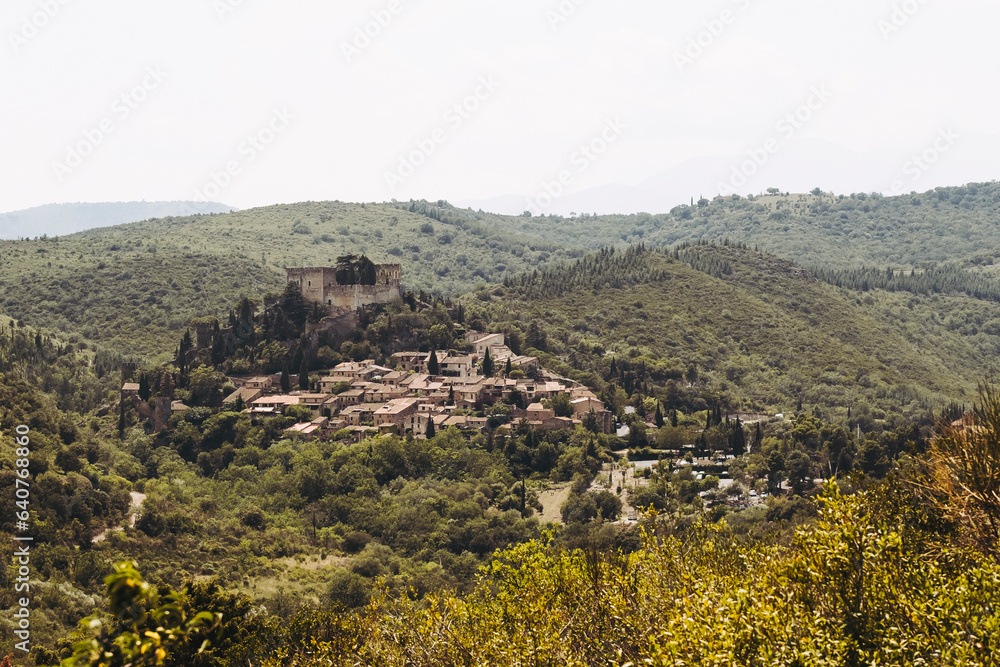 Castelnou, 26 juin 2023, France - Panorama sur le village ancien de Castelnou dans le sud de la France