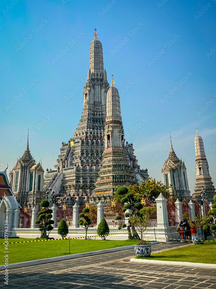 Naklejka premium The visiting card of the capital of Thailand is the Buddhist temple Wat Arun, Temple of Dawn, which is located on the banks of the Chao Phraya River