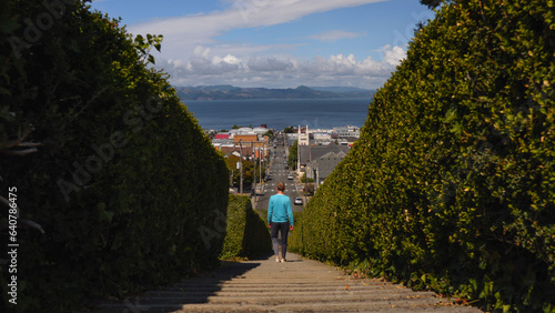 Cuadro en lienzo Man walking down stairs overlooking Astoria, Oregon