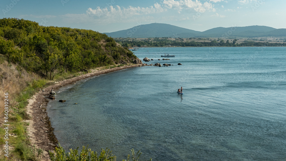 Bułgaria, Cape Akra Fortress, para na łódce blisko brzegu, para na środku jeziora, wybrzeże, w oddali motorówka, góry, wakacje