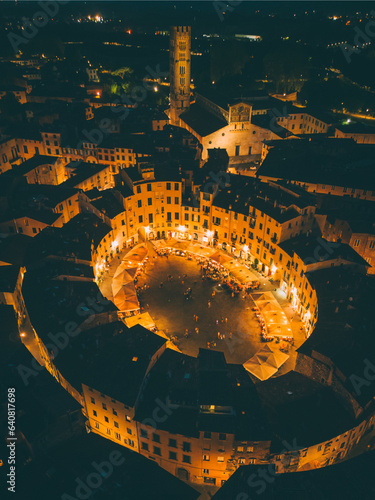 Luftbild von der Piazza Anfiteatro bei Nacht in Lucca in der Toskana