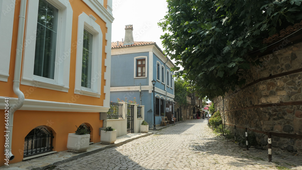 Bułgaria, Sozopol, średniowieczna ulica, kolorowe domy, chodnik, kamienna droga, kamienny mur