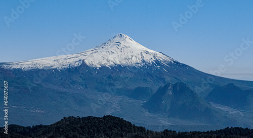 Volcán Villarica entre Araucarias, Región de la Araucania, Chile