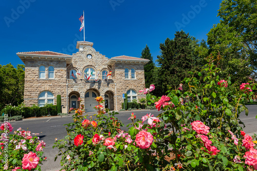 Obraz na płótnie Sunny exterior view of the Sonoma City Hall w salonie