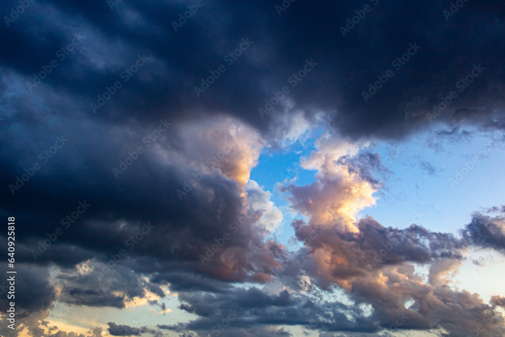 Obraz premium big clouds at sunset before the storm