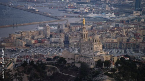 notre dame de la garde à marseille au levé du soleil photo