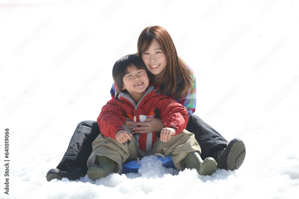 Obraz premium ソリで遊ぶ親子