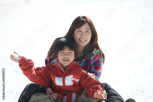 雪遊びする親子 © yamasan